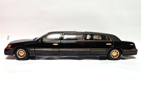 gebraucht! Sun Star Lincoln Town Car Stretch Limousine 1999 schwarz/gold Maßstab 1:18 - fast wie neu