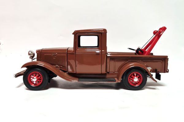 gebraucht! Road Legends 92257/59 Ford Pick-Up Tow-Truck 1934 braun Maßstab 1:18 - fast wie neu