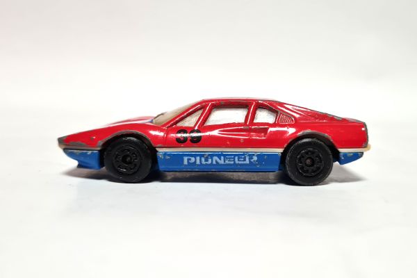 gebraucht! Matchbox No.70 Ferrari 308 GTB "Pioneer" 1981 rot/blau Maßstab 1:55 - bespielt