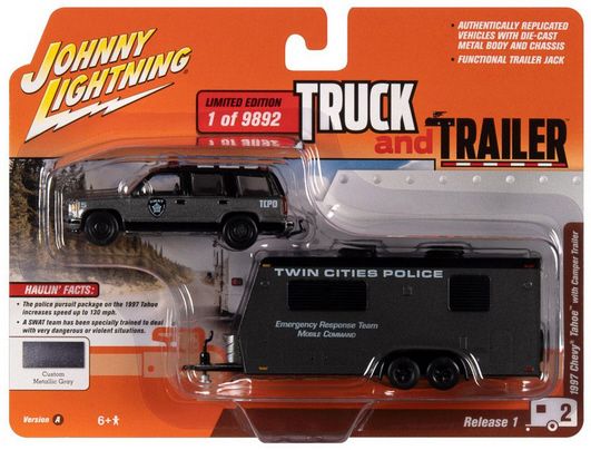 Johnny Lightning JLBT016A-2 Chevrolet Tahoe 1998 mit Wohnwagen grau metallic/schwarz Truck & Trailer