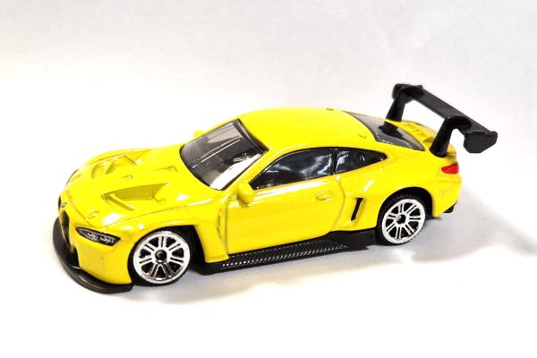 CCA 82016 BMW M4 GT3 gelb metallic Maßstab 1:64 Modellauto (ohne Verpackung)