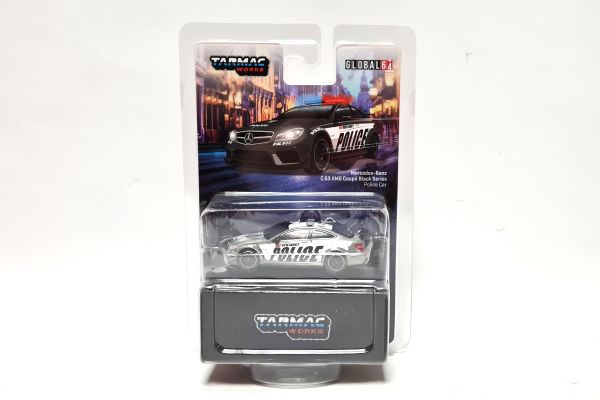 Chase Car! Tarmac T64G-009-PC Mercedes C63 AMG Police Car silber/weiss 1:64