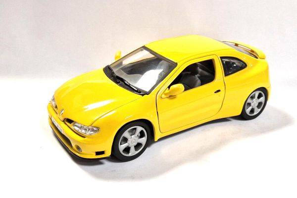gebraucht! Anson 30346 Renault Megane gelb 1997 Maßstab 1:18 Modellauto - fast wie neu