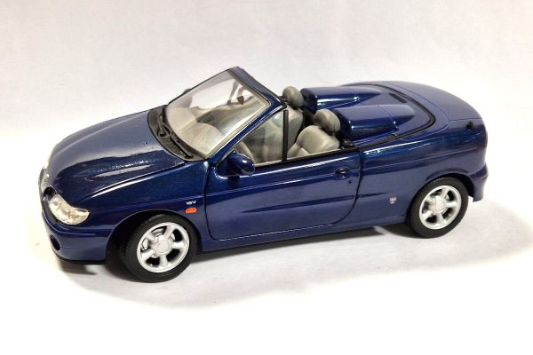 gebraucht! Anson 30342 Renault Megane Cabriolet blau metallic 1997 Maßstab 1:18 Modellauto - fast wi