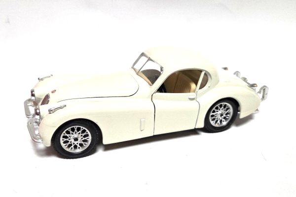 gebraucht! Bburago 1508 Jaguar XK 120 Coupe 1948 weiss 1:24 - fast wie neu