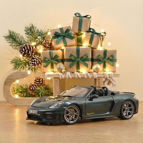 Norev Porsche 718 Spyder RS mit Weissachpaket 2023 dunkelgrün 1:18