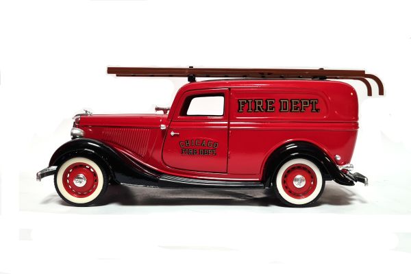 gebraucht! Solido Ford V8 1936 "Chicago Fire Dept." rot/schwarz Maßstab 1:19 Modellauto