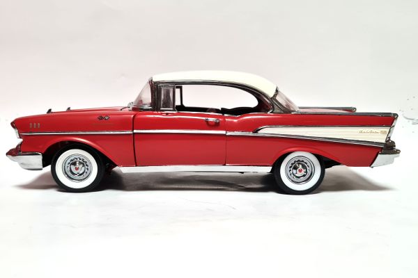 gebraucht! Ertl 32917 Chevrolet Bel Air 1957 rot/weiß Maßstab 1:18