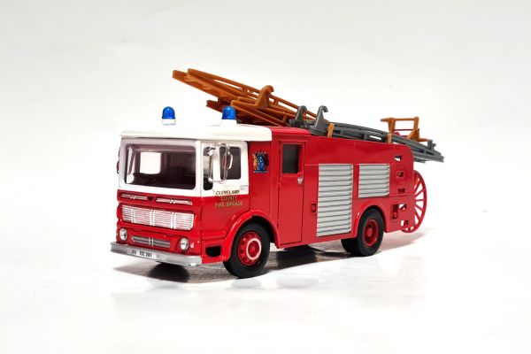 Corgi 97358 AEC Pump "Cleveland County Fire Brigade" rot Maßstab 1:50 (NOS)