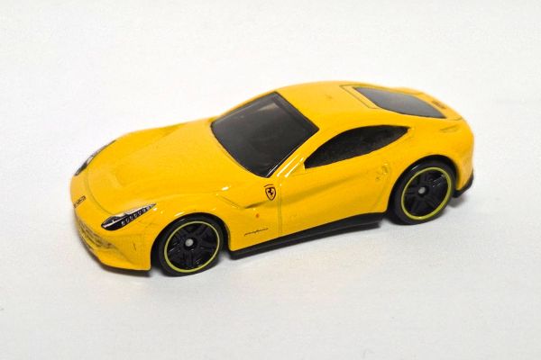gebraucht! Hot Wheels Ferrari F12 Berlinetta gelb ca. 1:64 - fast wie neu