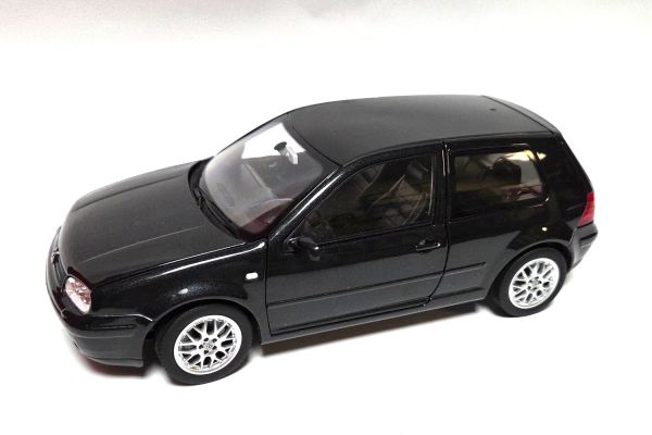 gebraucht! Norev VW Golf 4 GTI schwarz metallic 1:18 - gamz leicht bespielt
