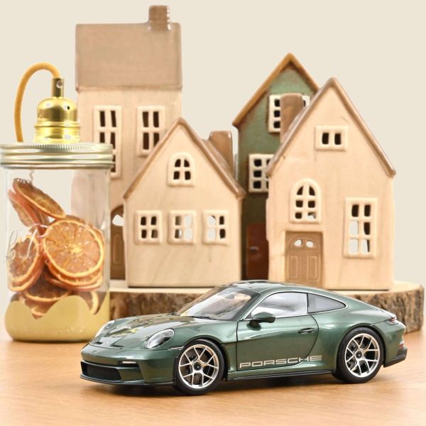 Norev Porsche 911 S/T 2023 grün metallic 1:18
