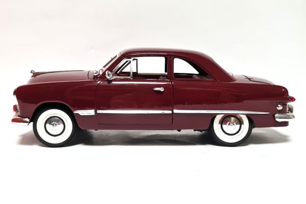 gebraucht! Mira Ford Coupe 1949 weinrot Maßstab 1:18 - fast wie neu
