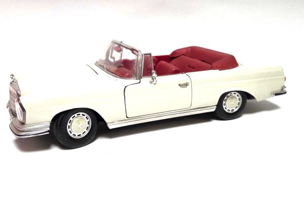 gebraucht! Maisto 31811 Mercedes-Benz 280SE Cabriolet 1966 weiß 1:18 - ganz leicht bespielt