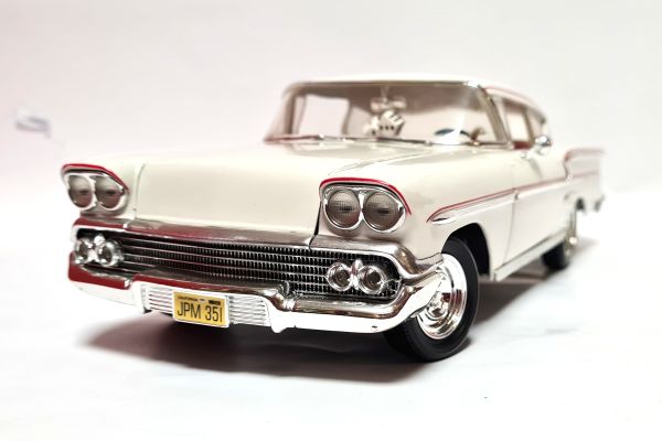 gebraucht! Ertl 32079 Chevrolet Impala 1958 weiß/rot Maßstab 1:18 - fast wie neu