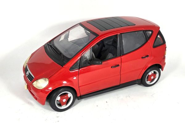 gebraucht! Maisto Mercedes-Benz A-Klasse A140 1997 rot 1:18 - ganz leicht bespielt