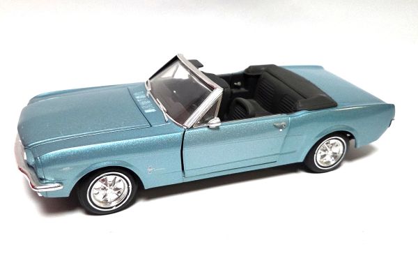 gebraucht! Revell 8832 Ford Mustang Convertible 1965 hellblau metallic 1:18 - fast wie neu