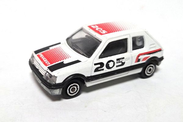 gebraucht! Majorette No.281 Peugeot 205 GTI weiss/rot 1:53 - leicht bespielt