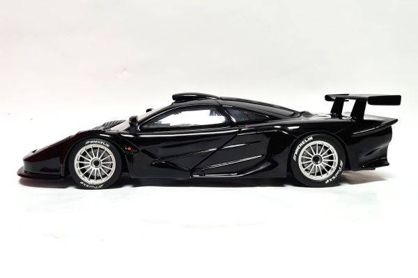 gebraucht! UT Models 26011 McLaren F1 GTR Longtail 1997 schwarz Maßstab 1:18 - fast wie neu