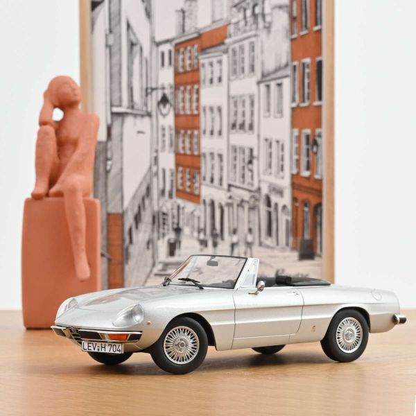 Norev Alfa Romeo 2000 Spider 1973 silbergrau metallic 1:18