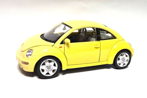 gebraucht! Bburago 3302 VW New Beetle 1998 gelb 1:18 - ganz leicht bespielt