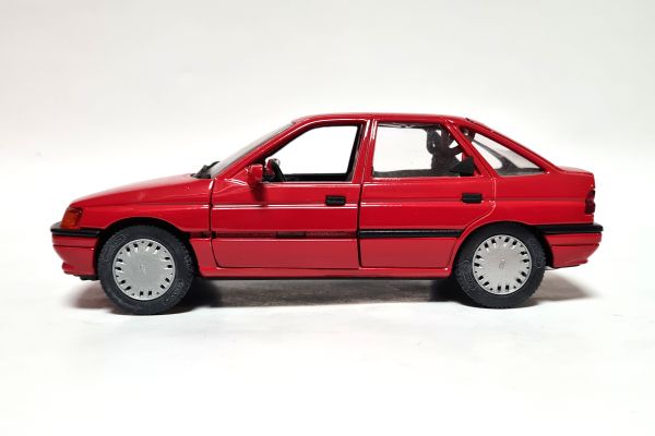 gebraucht! Schabak 1525 Ford Escort Ghia 1990 rot Maßstab 1:24 Modellauto