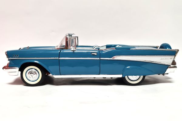 gebraucht! Road Tough 92108 Chevrolet Bel Air Convertible 1957 blau Maßstab 1:18 - fast wie neu