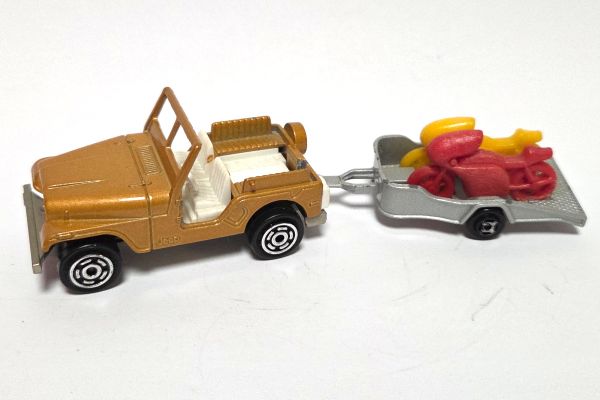 gebraucht! Majorette No.268 Jeep mit Anhänger Motorräder Maßstab 1:54 - ganz leicht bespielt