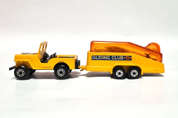 gebraucht! Matchbox No.30 Jeep "Gliding Club" mit Segelflugzeug + AH gelb 1976 - ganz leicht bespiel
