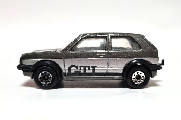 gebraucht! Matchbox Volkswagen VW Golf II GTI grau metallic - leicht bespielt
