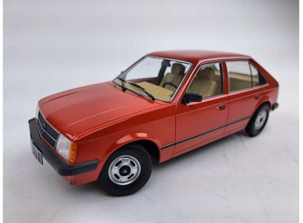 Triple9 T9-1800421 Opel Kadett 5-türig rot 1984 Maßstab 1:18 Modellauto