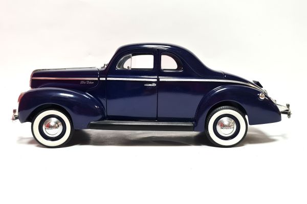 gebraucht! Universal Hobbys Ford DeLuxe Coupe 1940 dunkelblau Maßstab 1:18 - fast wie neu