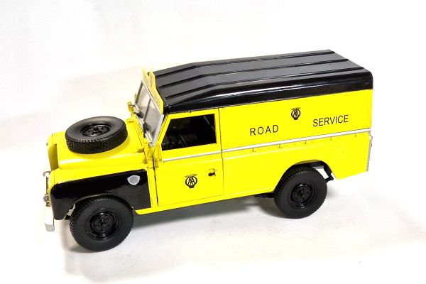 gebraucht! Universal Hobbys 4401 Land Rover Serie III "Road Service" gelb Maßstab 1:18 - fast wie ne