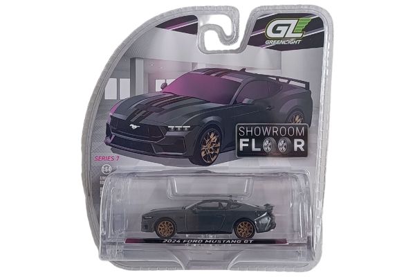 Greenlight 68070-B Ford Mustang GT 2024 grau - Showroom 1:64
