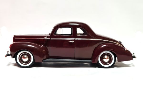 gebraucht! Ertl 7936 Ford Deluxe Coupe 1940 rotbraun Maßstab 1:18