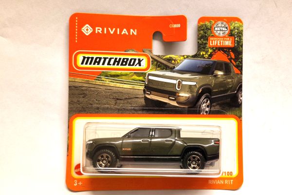 Matchbox HLC70 Rivian R1T dunkelgrün 17/100 Maßstab ca. 1:64 Modellauto 2024