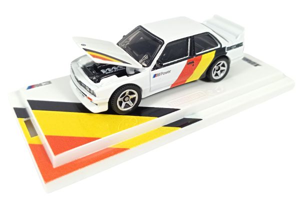 Matchbox Collectors HLJ80 BMW M3 (E30) weiss/rot/gelb/schwarz Maßstab 1:64