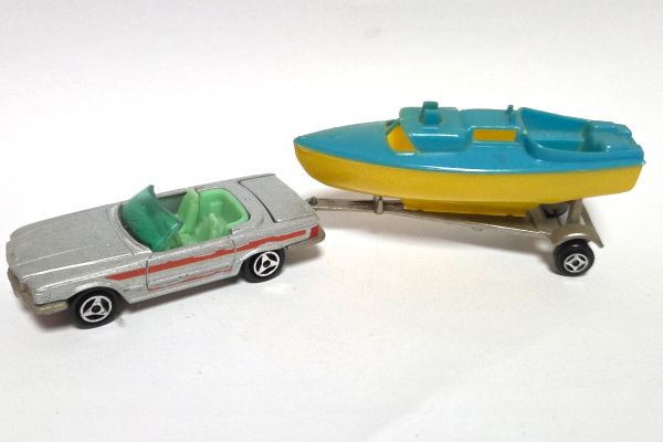 gebraucht! Majorette No.213 Mercedes 350 SL (R107) silber mit Boot auf Anhänger 1:60 - leicht bespie