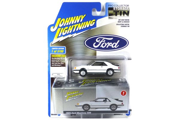Johnny Lightning JLCT007B-1 Ford Mustang SVO weiss 1985 - TIN BOX Maßstab 1:64 Modellauto