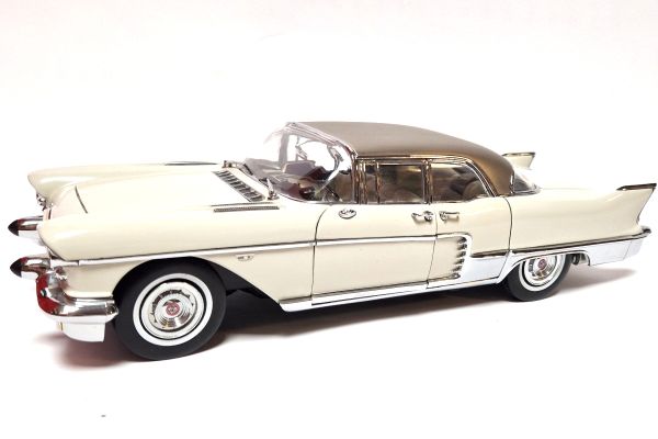 gebraucht! Sun Star 4002 Cadillac Brougham weiss 1957 Maßstab 1:18 - fast wie neu