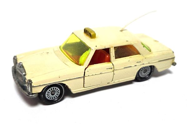 gebraucht! Siku 1317 (V309) Mercedes-Benz 250 /8 (W115) Taxi hellelfenbein - leicht bespielt