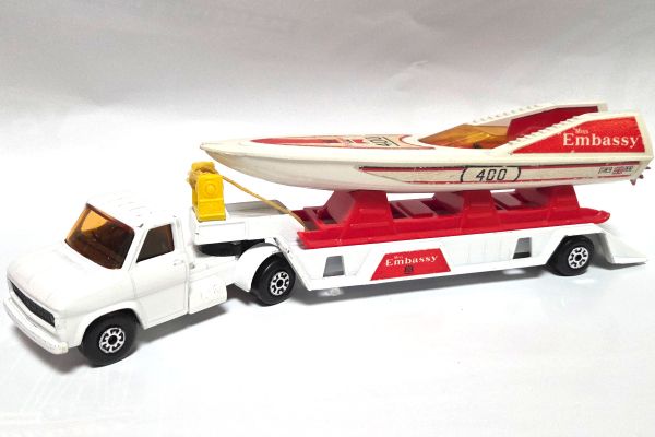 gebraucht! Matchbox K-27 Super Kings Ford A Series LKW mit Boot Embassy weiss - leicht bespielt