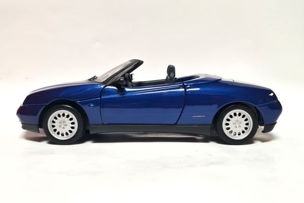 gebraucht! Maisto 32831 Alfa Romeo Spider blau metallic 1995 Maßstab 1:18 - fast wie neu