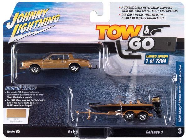 Johnny Lightning JLBT017B-3 Chevrolet Monte Carlo mit Boot und Anhänger gold 1980 Tow & Go 2023 R1 M