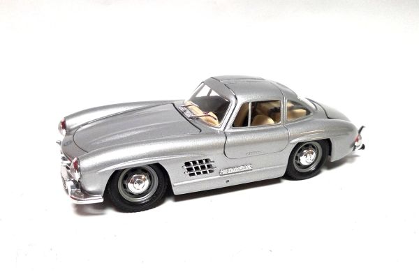 gebraucht! Bburago 22023 Mercedes Benz 300 SL 1954 silber 1:24 - fast wie neu