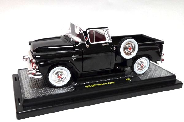 NOS! M2 Machines GMC Suburban Carrier 1958 schwarz/weiss 1:24