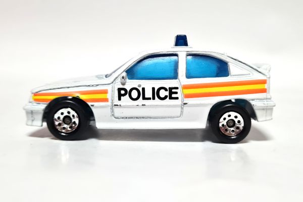 gebraucht! Matchbox Opel Kadett GSI "Police" Vauxhall Astra GTE weiss Maßstab 1:57 - ganz leicht bes