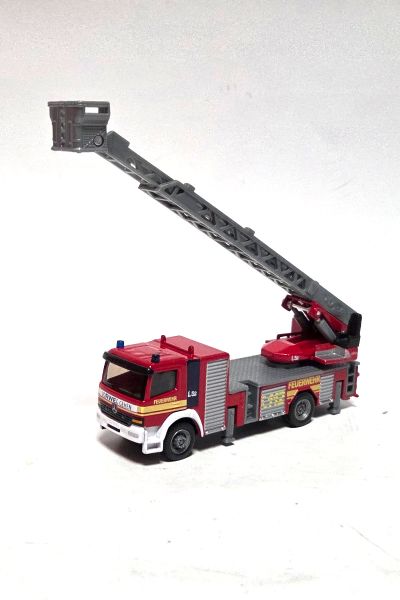 Siku 1841 RWE Werbemodell Mercedes-Benz Atego Feuerwehr-Drehleiter L32 rot/gelb Maßstab 1:87