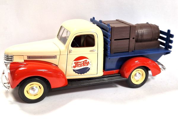 gebraucht! Solido Chevrolet Pickup Truck creme/rot "Pepsi Cola" 1946 Maßstab 1:19 - fast wie neu
