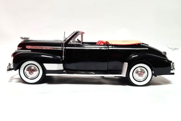 gebraucht! Universal Hobbys 3022518 Chevrolet DeLuxe Convertible 1941 schwarz Maßstab 1:18 - fast wi